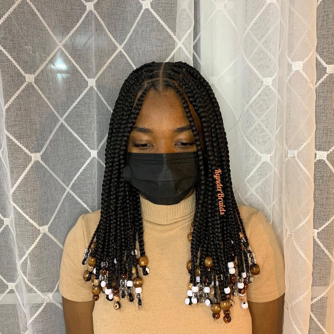 Knotless braids avec perles, vue de profil